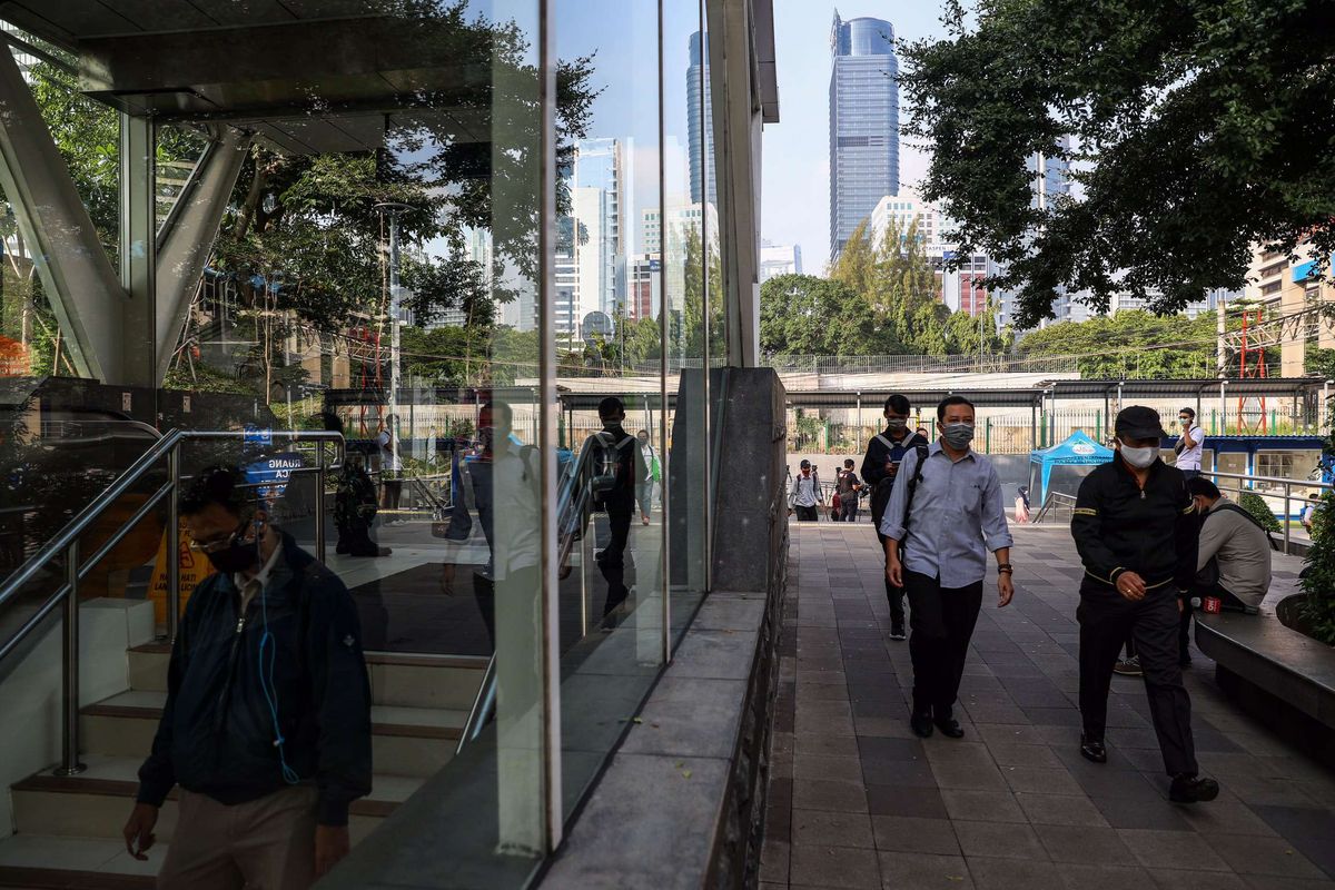 Pekerja kantoran berjalan kaki menuju kantornya di Jalan M.H. Thamrin, Jakarta Pusat, Senin (8/6/2020). Pemprov DKI Jakarta mengizinkan perkantoran kembali beroperasi sejak hari ini, namun dengan penerapan protokol kesehatan.