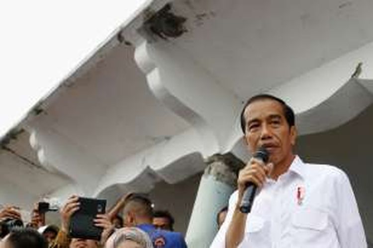 Presiden Joko Widodo bernyanyi saat meninjau Masjid Atta Darut, Kabupaten Pidie Jaya, Aceh, Jumat (9/12/2016). Masjid itu merupakan lokasi kedua yang dikunjungi Presiden Joko Widodo. Selanjutnya, Jokowi bertolak ke posko penampungan pengungsi di Kecamatan Meurah Dua, Pidie Jaya dan terakhir, Presiden juga akan mengunjungi gedung Pesantren Mudi Mesra, Kecamatan Samalanga, Kabupaten Bireun.