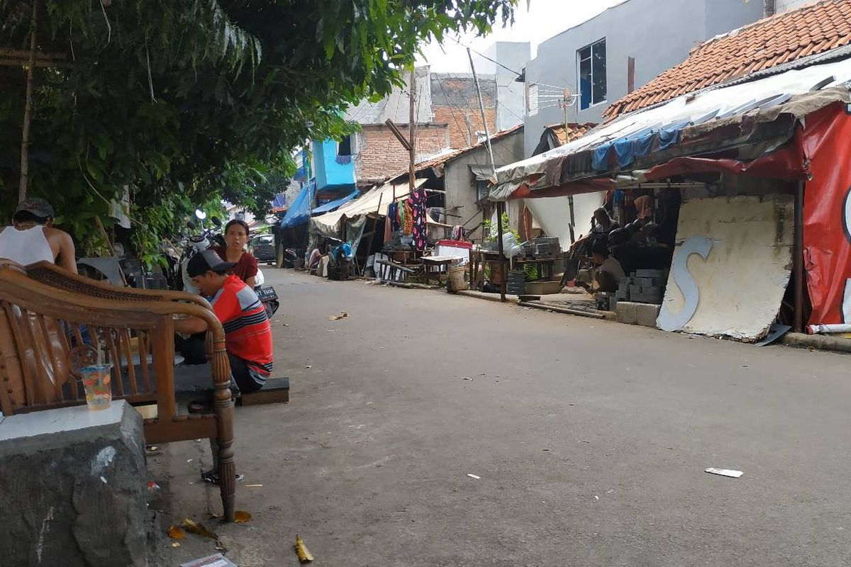 Sejumlah warga di Kampung Melayu, Jakarta Timur sudah mulai beraktivitas normal meskipun banjir sempat menggenangi beberapa RW pada Senin (29/4/2019) pagi.