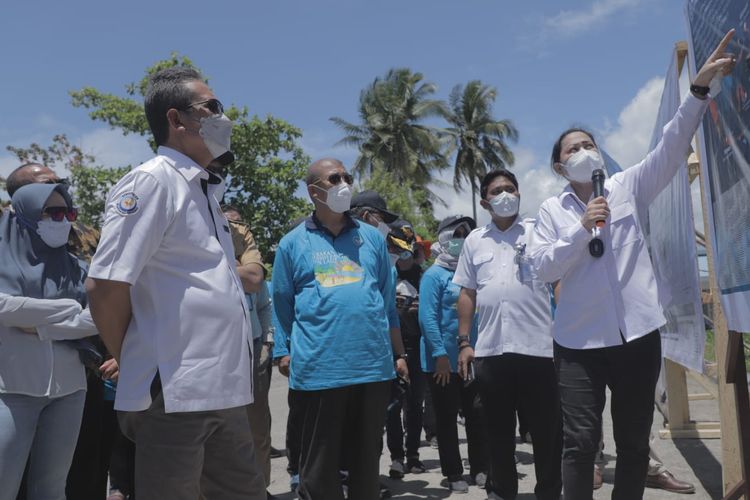 Menteri Kelautan dan Perikanan (Menteri KP) Sakti Wahyu Trenggono saat meninjau Sentra Kelautan dan Perikanan (SKPT) Morotai bersama jajarannya, Selasa (8/3/2022).