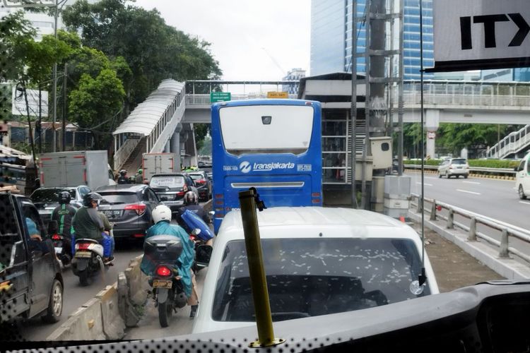 Jalur busway diserobot mobil dan motor di Jalan Gatot Subroto, menuju Halte Gatot Subroto Jamsostek, Kamis (23/2/2023). (KOMPAS.com/XENA OLIVIA)