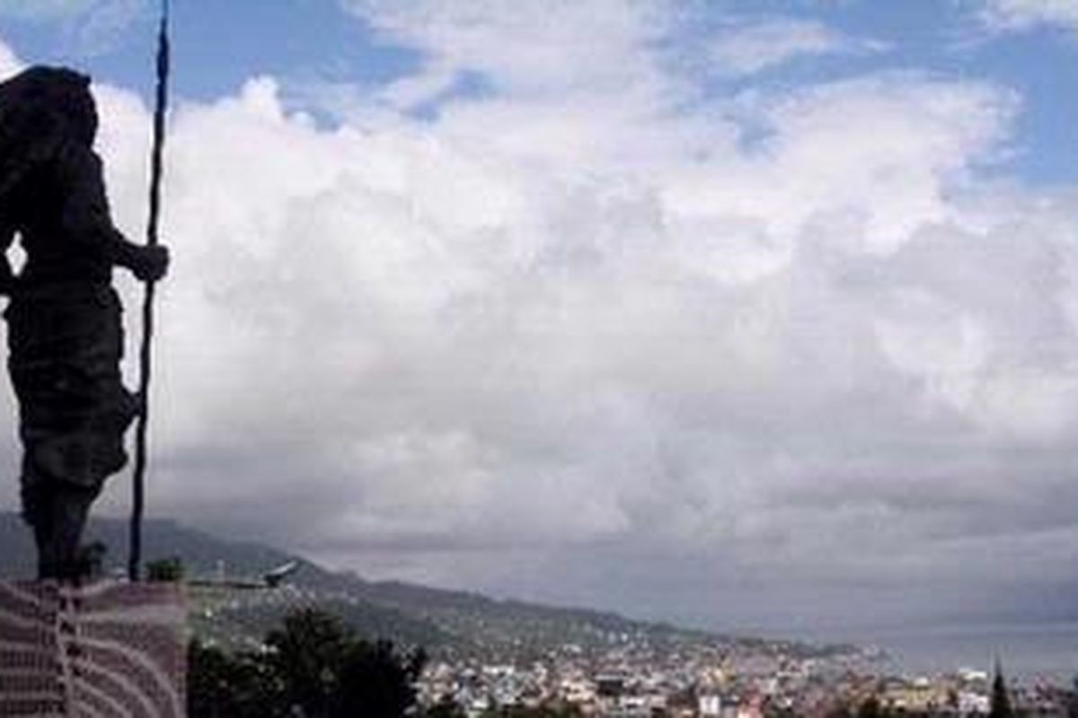Patung pahlawan nasional Martha Christina Tiahahu di Karang Panjang, Kecamatan Sirimau, Kota Ambon, Maluku, Senin (25/6/2012). Menurut catatan sejarah Kota Ambon beberapa kali pernah mengalami gempa dan tsunami. KOMPAS IMAGES/KRISTIANTO PURNOMO