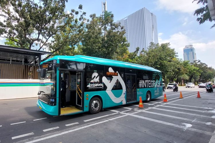 Bus Transjakarta bertenaga listrik di Jakarta.