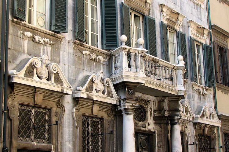 Palazzo delle Colonne di marmo  yang berlokasi di Livorno. Banginan ini memiliki desain khas abad ke-16.