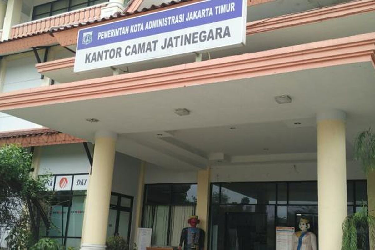 Bank DKI Kantor Kecamatan Jatinegara, Jakarta Timur, Senin (10/10/2016).