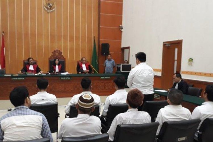 Para terdakwa terkait penyelundupan 70 kg sabu dan 49.238 butir ekstasi saat menjalani sidang vonis di PN Jakarta Barat, Rabu (16/10/2019). 