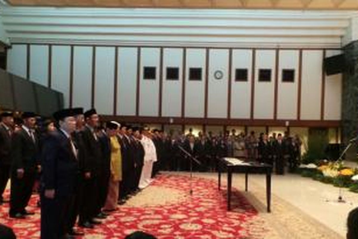 Gubernur DKI Jakarta Joko Widodo melantik pejabat setingkat kepala dinas di Balaikota Jakarta, Rabu (12/2/2014).