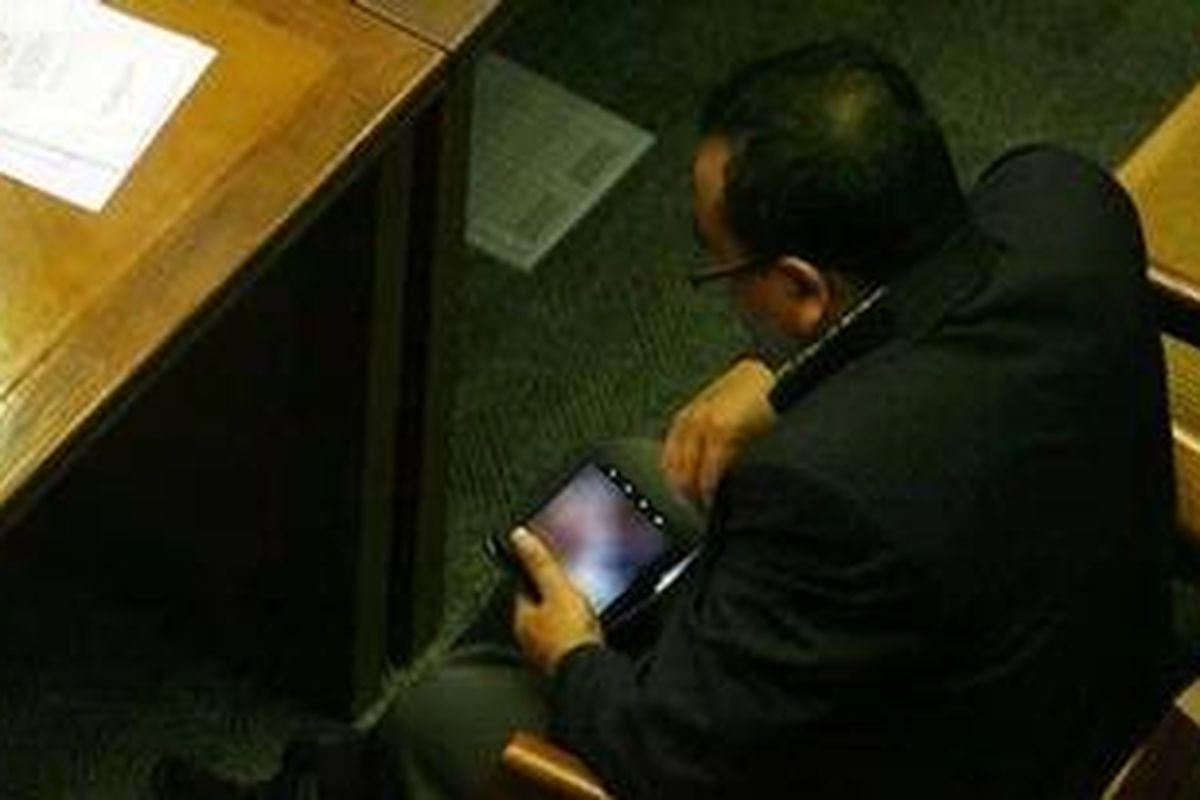Seorang anggota DPR kepergok kamera pewarta foto Media Indonesia Mohamad Irfan tengah menikmati gambar porno dari komputer tabletnya di tengah Sidang Paripurna DPR di Gedung DPR, Jakarta, Jumat (8/4/2011).