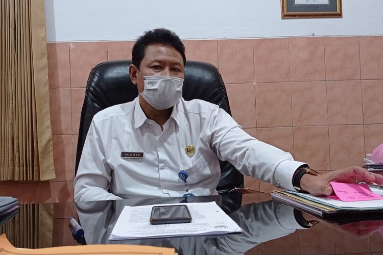 Kepala Dinas Pendidikan Kabupaten Magetan Suwoto mengungkap semua guru sudah divaksin sehingga PTM tetap digelar meski PPKM level 4. Selama PPKM level 4 tidak ditemukan kasus penularan covid-19 pada siswa maupun guru.