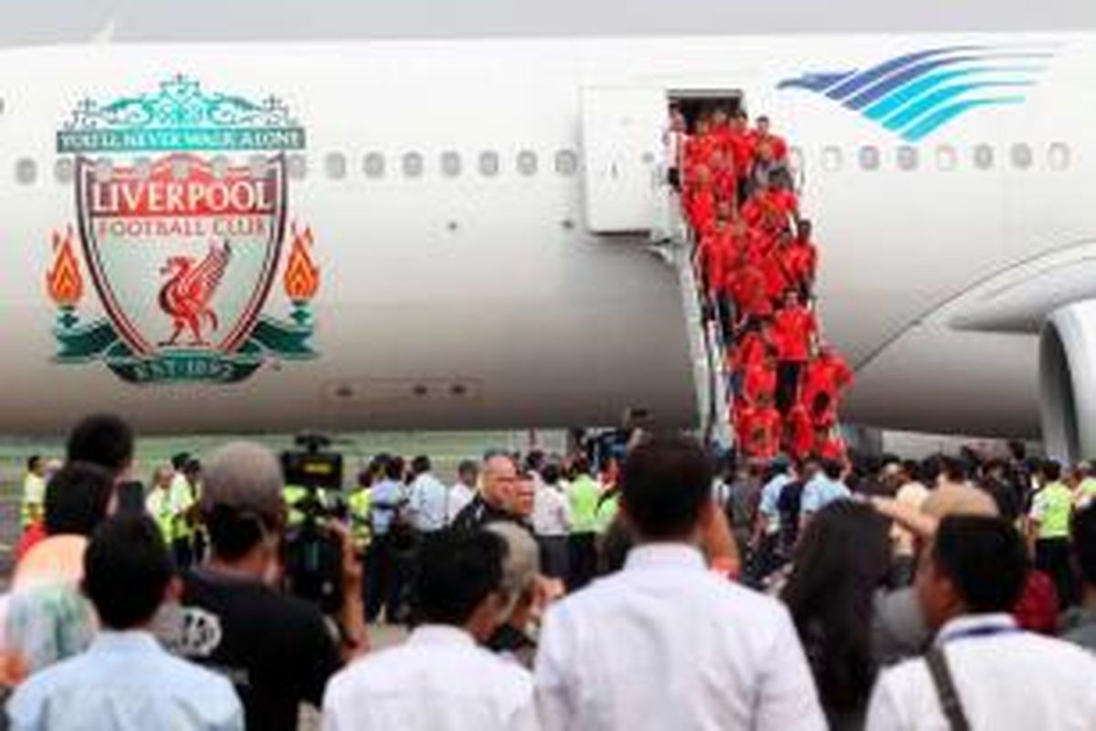 Tim sepak bola Liverpool turun dari pesawat Garuda Indonesia di Bandara Halim Perdanakusuma, Jakarta, Rabu (17/7/2013). Liverpool akan bertanding melawan tim Indonesia XI yang bermaterikan pemain tim nasional pada Sabtu.