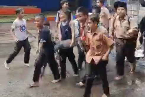 Rombongan Pelajar di Pasar Minggu Tangkap dan Gotong Biawak 1,5 Meter ke Pos Damkar