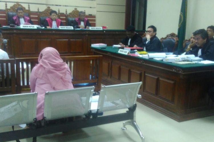 Dahlan Iskan mendengarkan kesaksian dari auditor BPKP saat sidang di Pengadilan Tipikor Surabaya, Selasa (21/3/2017)