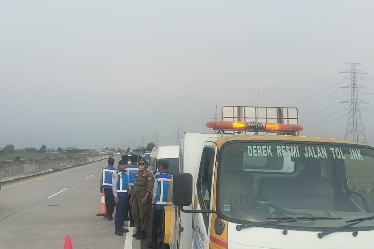 Suasana usai penangkapan pelaku pengiriman rokok ilegal di ruas jalan tol Kertosono-Nganjuk oleh Bea Cukai Kediri, Jawa Timur, Senin (15/8/2022).