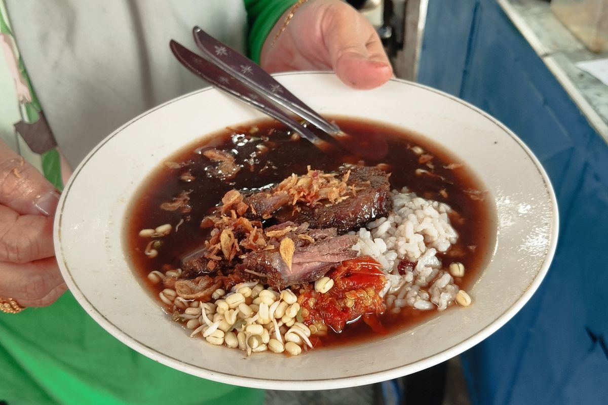 Rawon Garuda di Jalan Yos Sudarso sebelum Klenteng Tjoe Hwie Kiong Kota Kediri, Jawa Timur, November 2024.