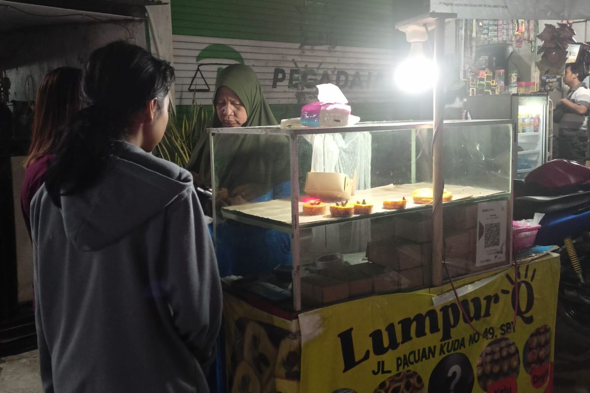 Bu Martini saat melayani pembeli pada Rabu (15/1/2025)