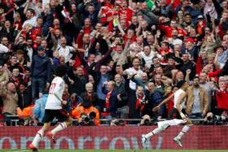 Jesse Lingard (kanan) merayakan gol Manchester United ke gawang Crystal Palace pada final Piala FA di Stadion Wembley, 22 Mei 2016.