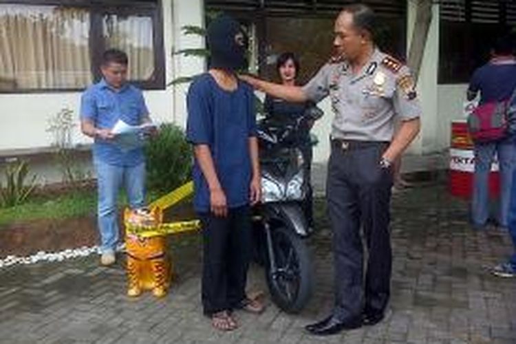 Hoky Trianto (18), warga Banjarnegara ditangkap polisi karena mencuri celengan berisi uang Rp 11,8 juta dan sepeda motor milik majikannya Mardiono (34) warga Lingkungan Kupang Dukuh, Ambarawa.