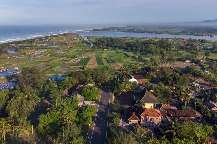 Ujung barat JJLS Bantul pada Rabu (19/4/2023). Tampak jalan yang masih dipisahkan oleh Sungai Progo.