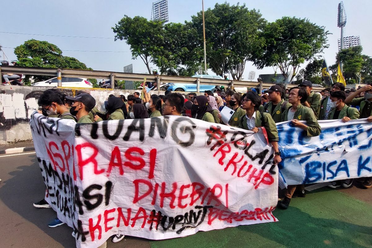Sekitar lebih dari 300 orang peserta aksi unjuk rasa mahasiswa bergerak menuju Gedung DPR/MPR RI, Senayan, Jakarta, pada Selasa (28/6/2022) menjelang sore. 