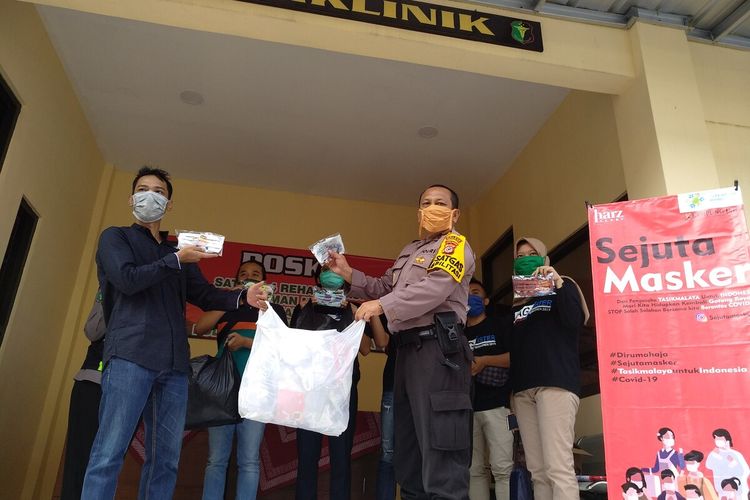 Jutaan masker unik berkarakter edukasi pencegahan corona hasil produksi pengusaha muda Tasikmalaya dibagikan kepada masyarakat secara gratis bersama jajaran petugas Polres Tasikmalaya Kota, Selasa (2/4/2020).