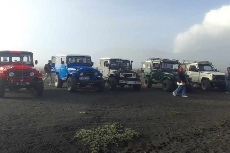 Jip di kawasan Bromo mengantar wisatawan yang berlibur pada Minggu (10/11/2024). 
