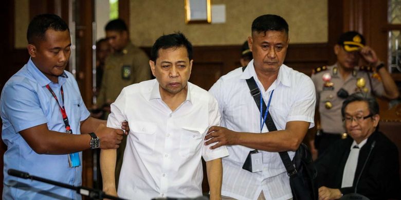 Tersangka kasus korupsi proyek e-KTP, Setya Novanto memasuki ruang sidang di Gedung Pengadilan Tipikor, Jakarta, Rabu (13/12/2017). Setya Novanto akan menghadapi sidang pembacaan dakwaan oleh jaksa penuntut umum.