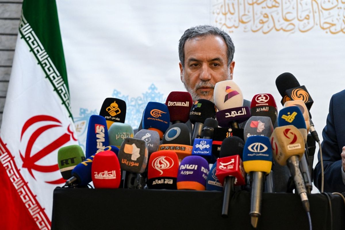 Menteri Luar Negeri Iran Abbas Araghchi berbicara kepada pers setelah bertemu dengan para pejabat Suriah di Kedutaan Besar Iran di Damaskus pada 5 Oktober 2024. 6 Skenario Iran Respons Serangan AS, Apa Saja?