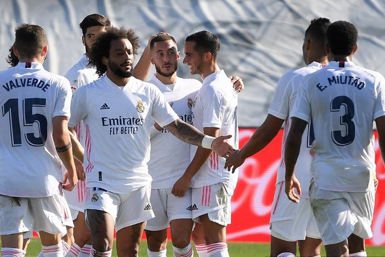 Penyerang Real Madrid Belgia Eden Hazard (tengah) merayakan bersama rekan satu timnya setelah mencetak gol dalam pertandingan sepak bola Liga Spanyol antara Real Madrid dan SD Huesca di stadion Alfredo Di Stefano di Valdebebas, timur laut Madrid, pada 31 Oktober 2020. (Photo by OSCAR DEL POZO / AFP)