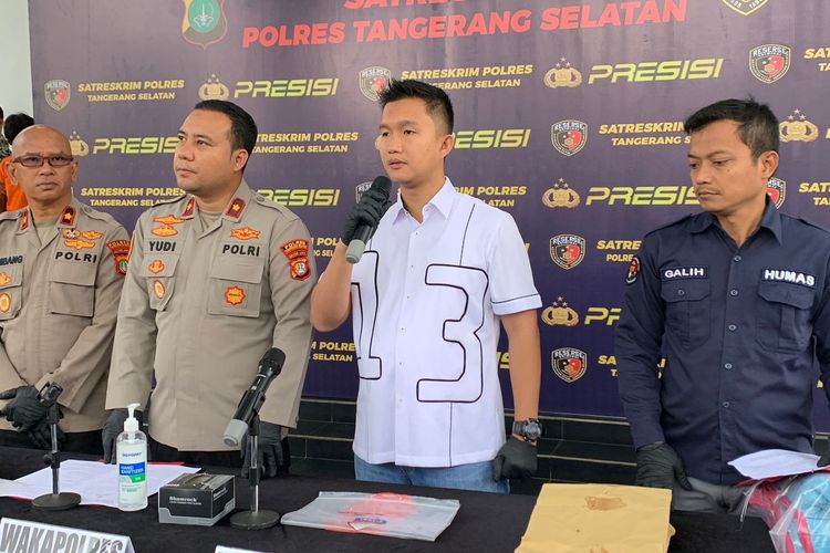 Kasat Reskrim Polres Tangerang Selatan, AKP Aldo Primananda (kemeja putih) saat konferensi pers berkait kasus pembunuhan pelayan warung nasi di Polres Tangerang Selatan, Rabu (1/3/2023). 