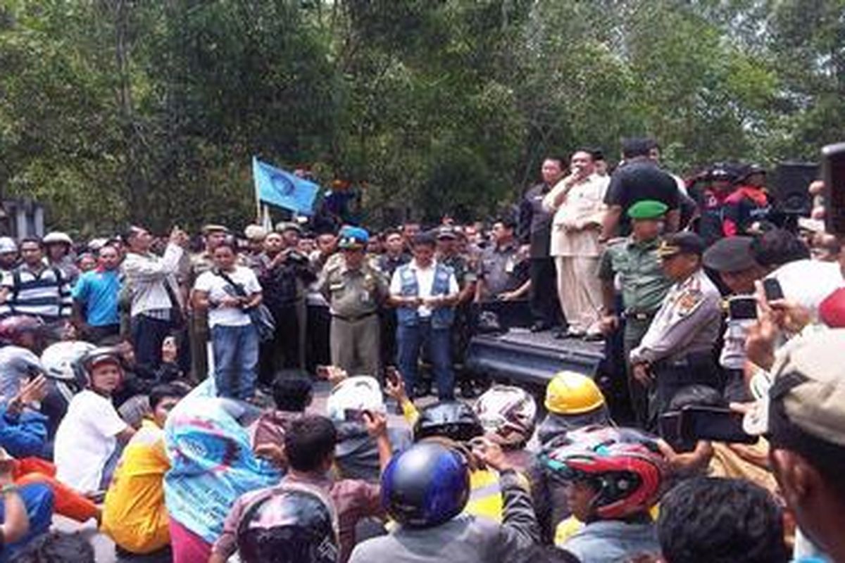 Massa buruh memaksa Wali Kota Batam Ahmad Dahlan menemui mereka di jalan. Pertemuan digelar di tengah Jalan A Yani, Rabu (3/10/2012) siang.