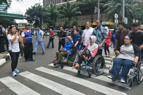 Video Anies Tuntun Pengguna Kursi Roda Susuri Trotoar Jalan MH Thamrin 