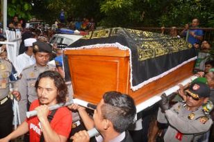 Peti jenazah Rani Andriani saat dibawa ke lokasi pemakaman di Kampung Ciranjang, Desa Ciranjang, Kecamatan Ciranjang, Kabupaten Cianjur, Minggu (18/01/2015). K97-14