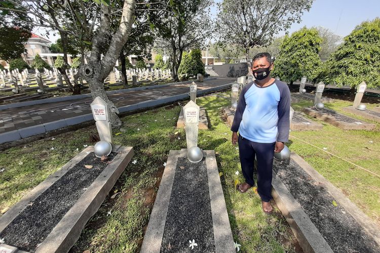 Sumardi, salah satu petugas di Taman Makam Pahlawan, saat ditemui Kompas.com pada Senin (9/11/2020). 