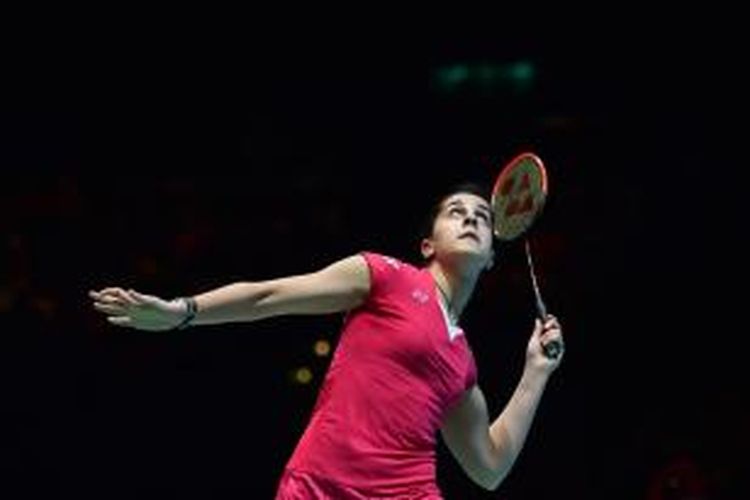 Pebulu tangkis Spanyol, Carolina Marin, mengembalikan kok dari pemain India, Saina Nehwal, pada laga final All England di Barclaycard Arena, Birmingham, Minggu (8/3/2015). Marin menang 16-21, 21-14, 21-7.