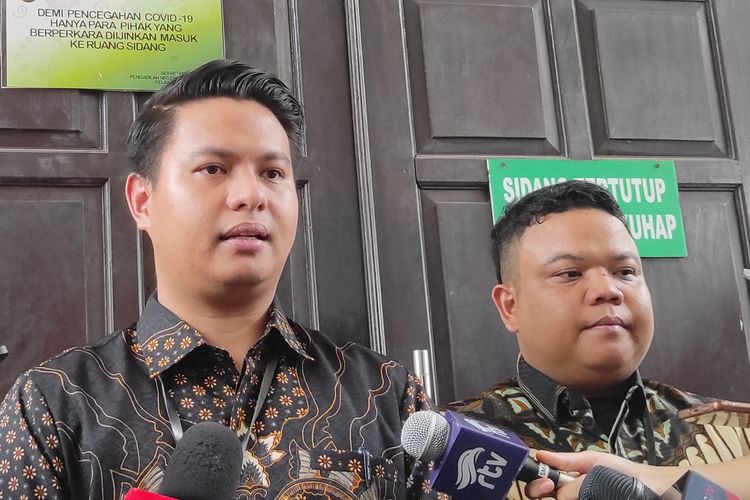 Penasehat hukum AG (15), Mangatta Toding Allo (kiri), saat berbicara di depan awak media usai menjalani agenda sidang pleidoi dalam perkara penganiayaan D (17) di Pengadilan Negeri Jakarta Selatan, Kamis (6/4/2023). 