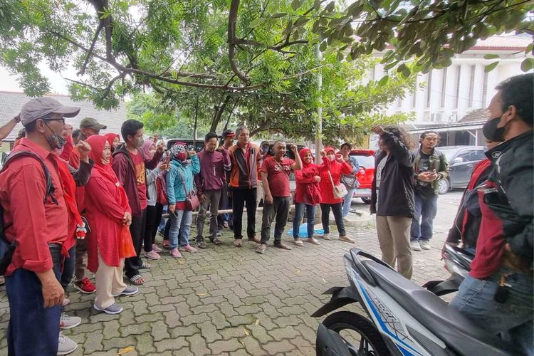 Puluhan buruh PT Far East Seating usai mengikuti mediasi di kantor Disnaker Semarang, Selasa (24/1/2023).