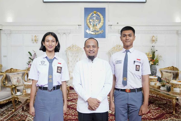 Gubernur Sulawesi Selatan, Andi Sudirman Sulaiman menerima dua pelajar terpilih menjadi calon Pasukan Pengibar Bendera Pusaka (Paskibraka) mewakili Provinsi Sulsel tingkat nasional di Rujab Gubernur.