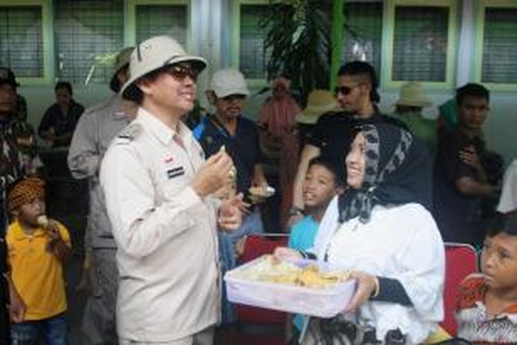 Wali Kota Malang Muhammad Anton mencicipi keripik tempe di demo pembuatan keripik tempe, Kota Malang, Jawa Timur, Minggu (27/4/2014).