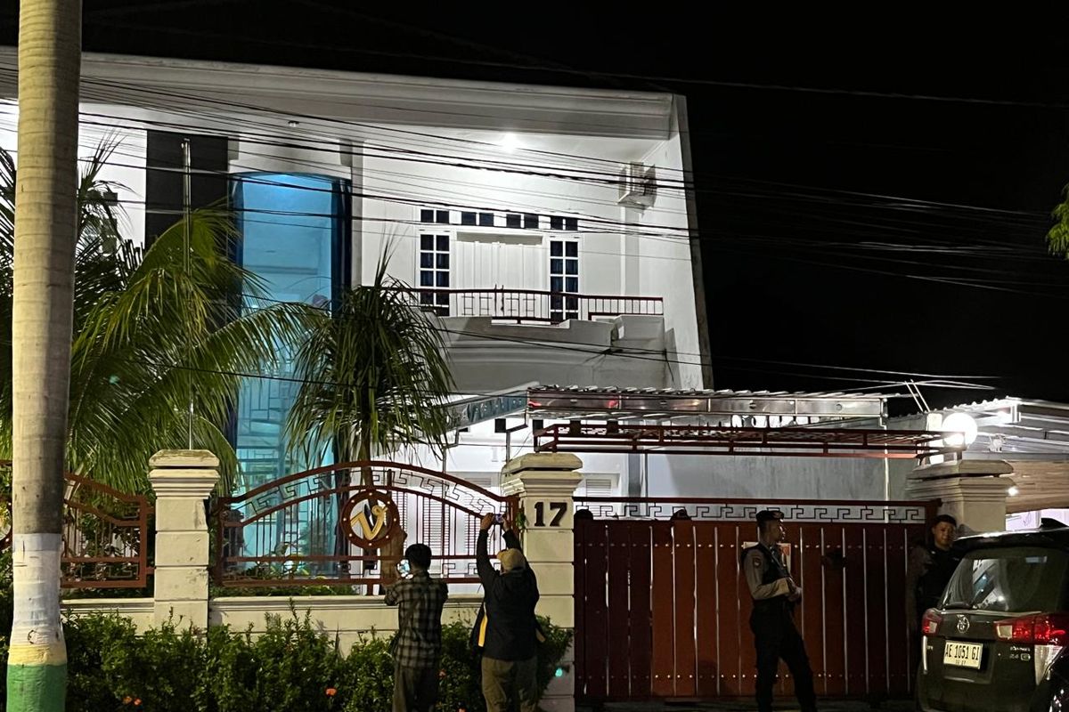 Aparat Polres Madiun Kota berjaga-jaga didepan rumah milik Direktur RSUD Dr. Harjono Ponorogo, Yunus Mahatma yang berada di Jalan Sumatera, Kota Madiun, Jawa Timur, Kamis (13/11/2025) malam. Dalam kasus dugaan korupsi yang diusut KPK, Yunus diduga meminta Selebgram Indah Pertiwi untuk mencairkan uang. 