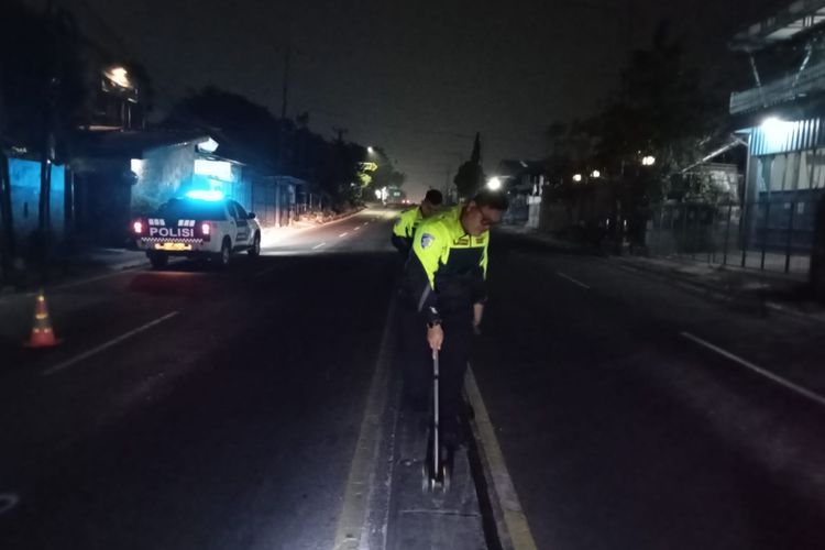 Motor Bonceng Tiga Tabrak Pembatas Jalan di Jalan Raya Bogor-Parung, 2 Tewas Tertabrak Truk
