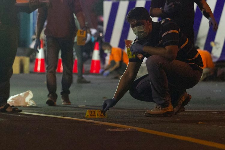 Tim Inafis Polres Sukoharjo melakukan olah tempat kejadian perkara ledakan di Pospam Tugu Kartasura, Sukoharjo, Jawa Tengah, Selasa (4/6/2019). Terduga pelaku pembawa bom yang terjadi pada Senin (3/6/2019) malam tersebut kritis dan masih mendapat perawatan medis.