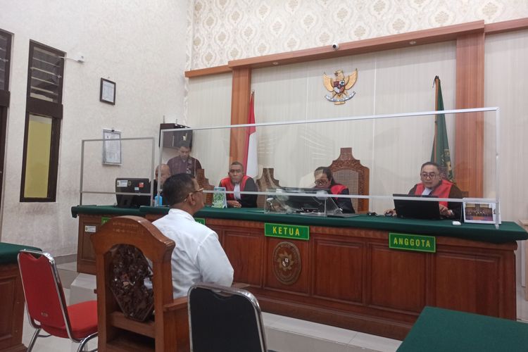 Dokter gigi, I Ketut Arik Wiantara, saat menjalani sidang putusan dalam kasus praktik aborsi ilegal di Pengadilan Negeri Denpasar, Bali, pada Kamis (21/3/2024). Kompas.com/ Yohanes Valdi Seriang Ginta