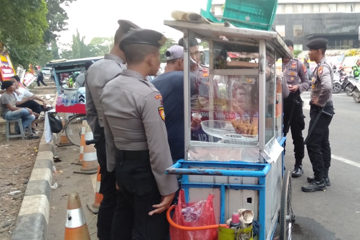 Pedagang cilok goreng yang berjualan depan gedung KPK selama aksi demo berlangsung. Terlihat banyak petugas polisi yang membeli makanan tersebut, Selasa (17/9/2019)