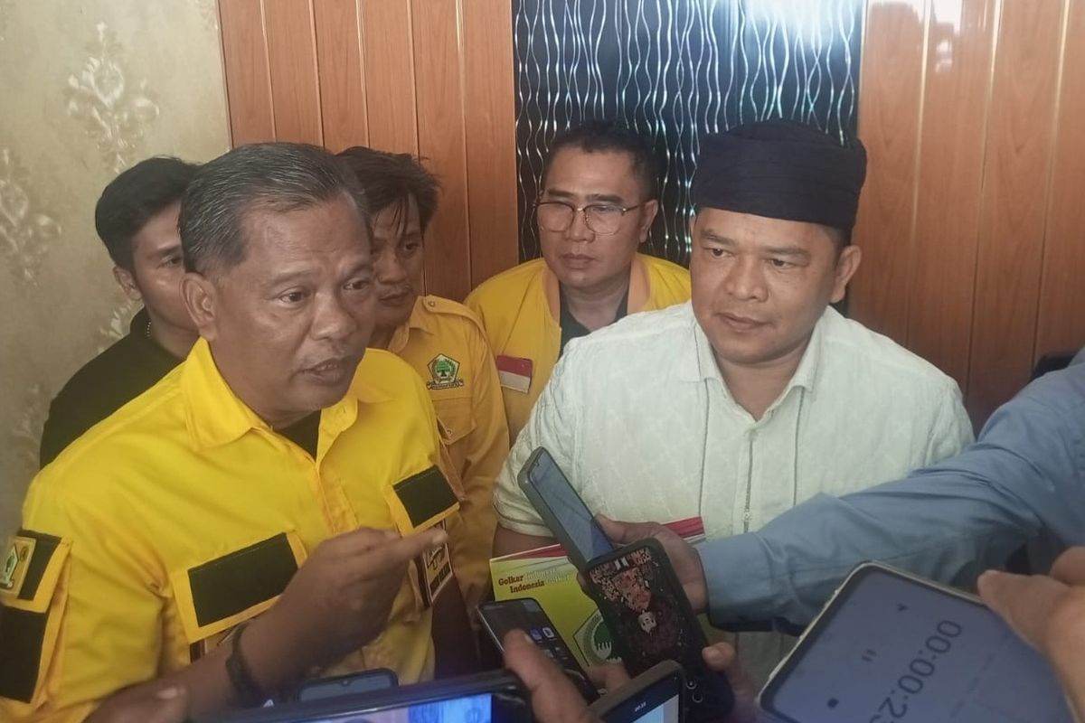 Acep Jamhuri (kanan) usai menerima surat tugas di Kantor DPD Partai Golkar Karawang, Senin (10/6/2024).