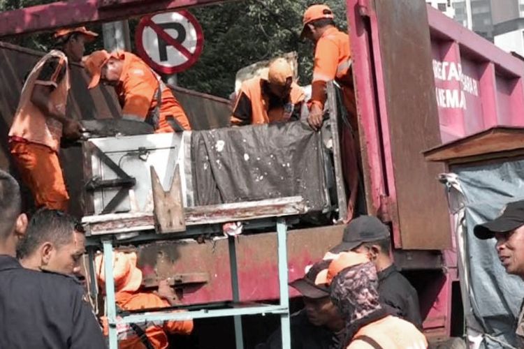 Petugas gabungan mengangkut lapak PKL yang ditinggalkan begitu saja di kawasan Kebon Kosong, Kemayoran, Jakarta Pusat, Senin (17/6/2023).