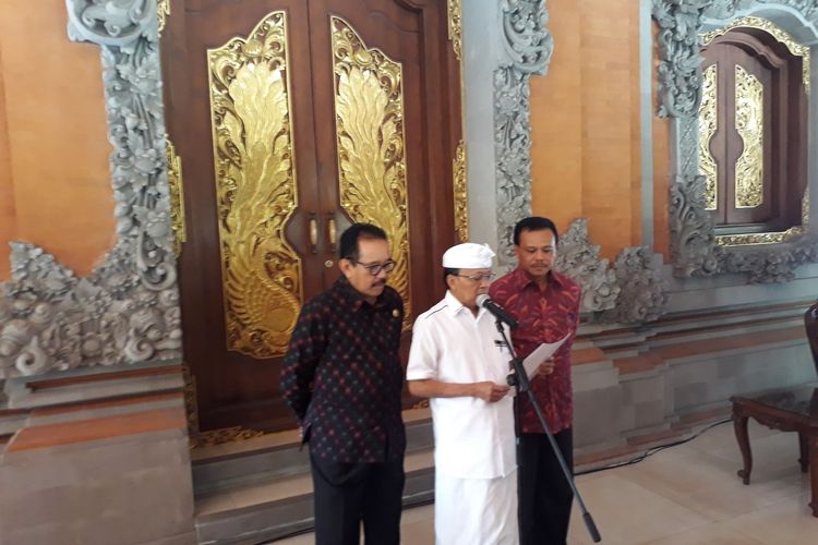 Gubernur Bali, I Wayan Koster (tengah).