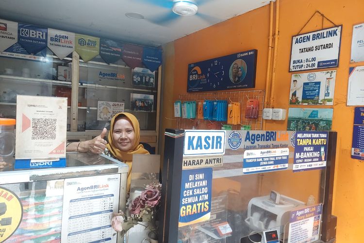 Yuli (45) agen BRILink di Jalan Proklamasi Sukmajaya Kota Depok, Jawa Barat