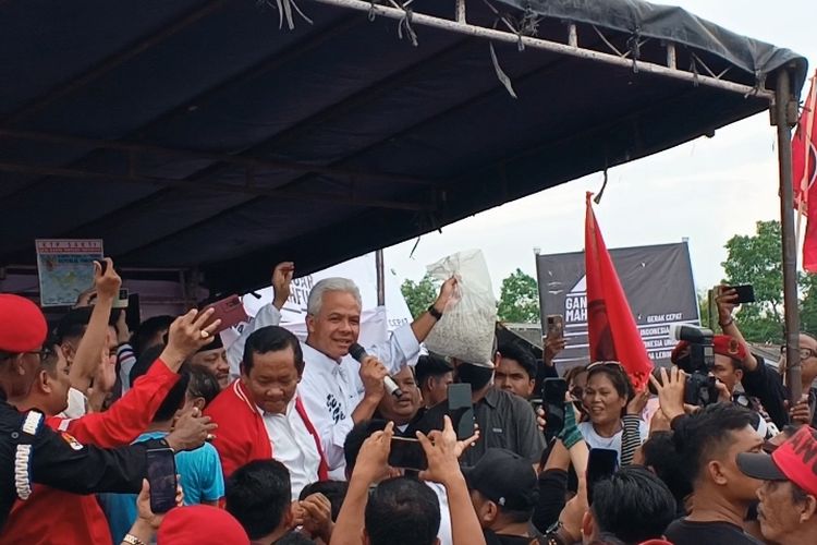 Ganjar saat menunjukkan hadiah ikan teri yang diberikan nelayan saat kampanye di Kampung Nelayan Kurnia, Kelurahan Belawan Bahari, Kota Medan, Minggu (28/1/2024)
