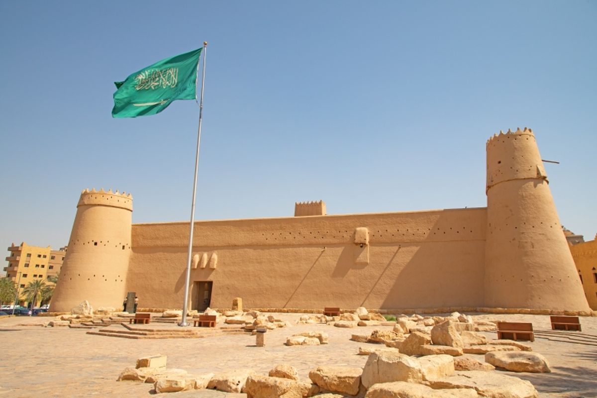 Al Masmak Palace di Riyadh menjadi simbol sejarah Arab Saudi modern. Bangunan kokoh ini dulunya adalah pusat pemerintahan yang kini berfungsi sebagai museum sejarah. Tidak jauh dari lokasi ini, terdapat Dirah Souq, pasar tradisional yang menawarkan pengalaman belanja unik dengan berbagai barang lokal, seperti perhiasan emas dan suvenir.