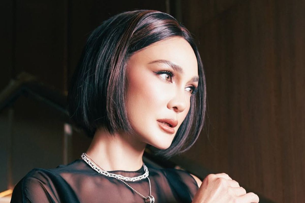 Gaya rambut baru Luna Maya dengan potongan bob mencuri perhatian, lantaran tampilannya terlihat tak biasa dan fresh.